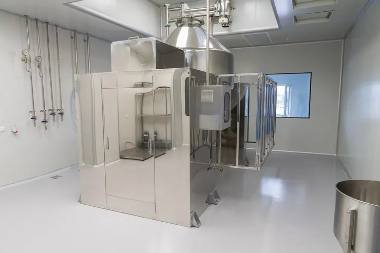 Încăpere albă din panouri izolate, cu utilaje din oțel inoxidabil pentru industria alimentară